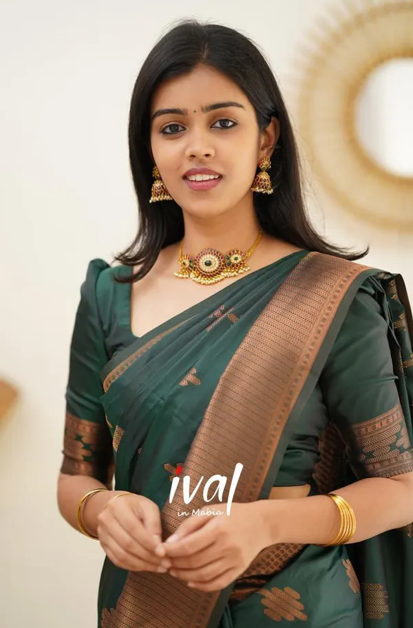 Dark_Green_Woven_Kanjivaram_Silk_Saree_with_Saree_Cover
